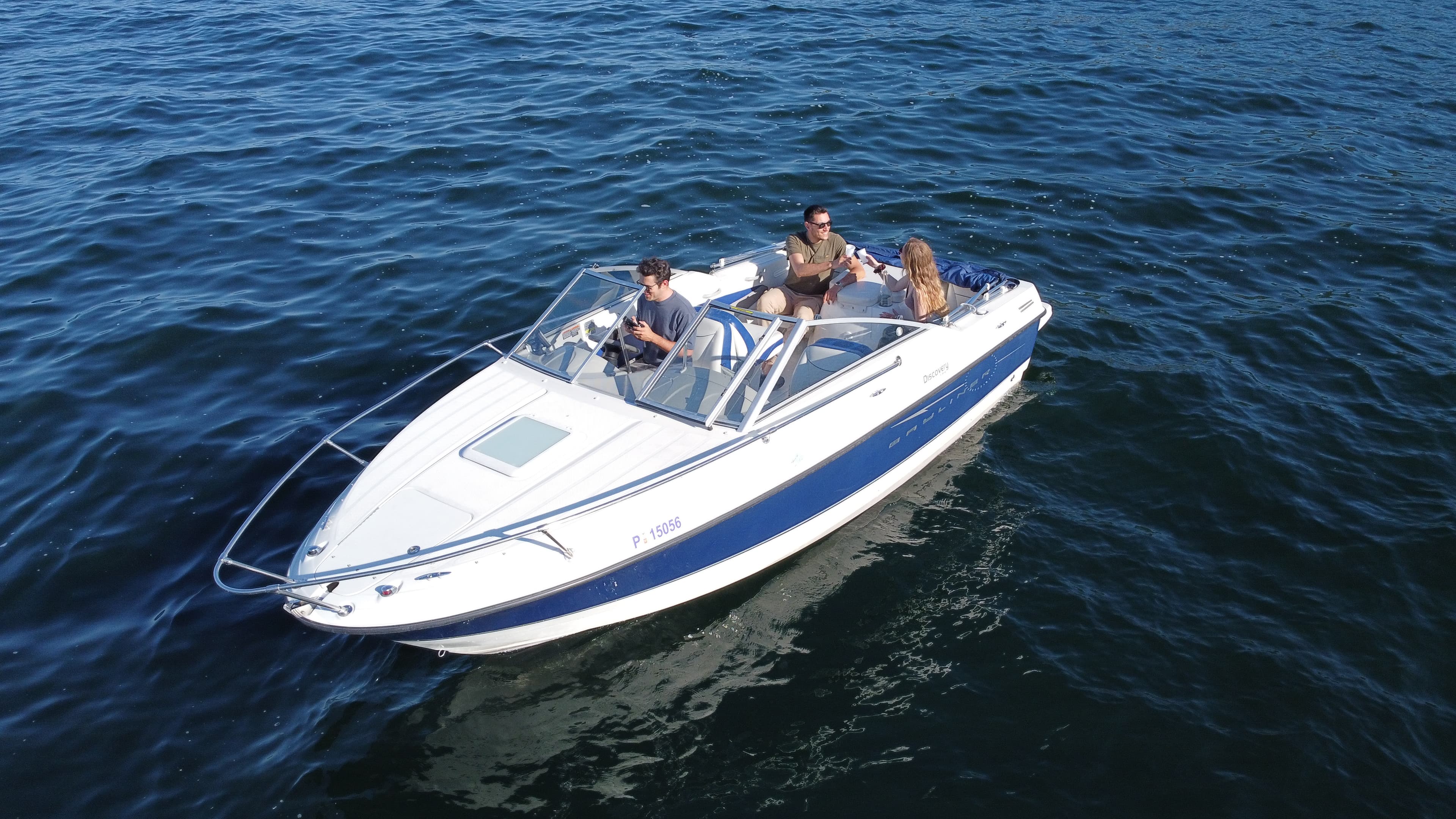 Barca in navigazione sul lago
